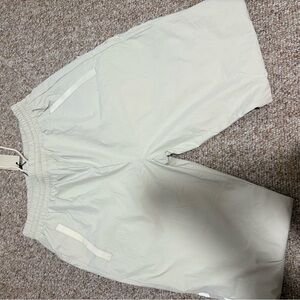 Louis Tomlinson cuffed pants